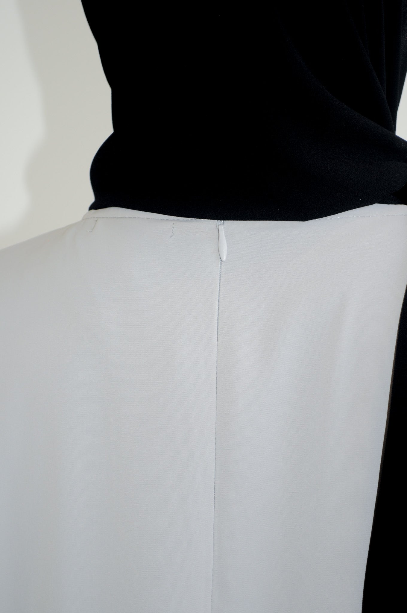 BATWING STAPLE ABAYA - PEBBLE