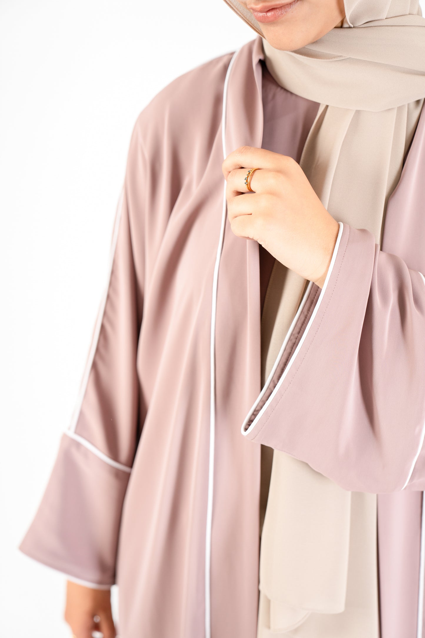Pink abaya set. Modest pink abaya. Abaya clothing. light and flowy abaya set. pink abaya with white piping. sydney abayas. australia abayas.